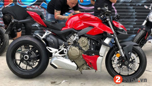 DUCATI STREETFIGHTER V4