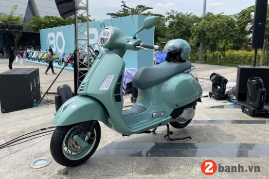 VESPA GTS300 LIVREA 80TH