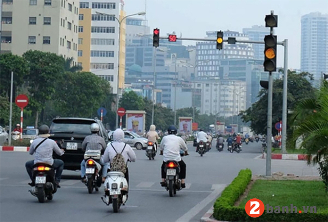 Xe máy vượt đèn vàng phạt bao nhiêu 2025 - 3